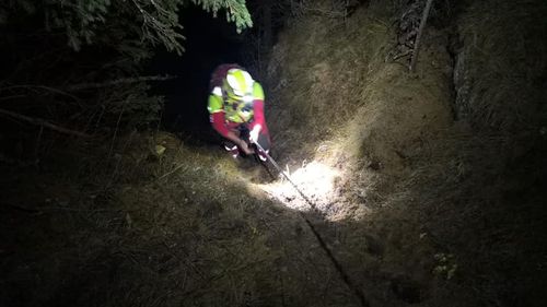 Acţiune de recuperare a doi alpinişti blocaţi pe un traseu foarte dificil, în Bucegi. Intervenţia este îngreunată de lăsarea întunericului şi de faptul că zona e una foarte accidentată