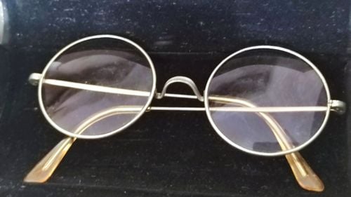 O pereche de ochelari oferiţi de John Lennon şi mai multe fotografii cu membrii Beatles, la licitaţie