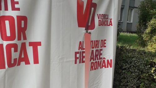PSD reclamă vandalizarea unui cort de campanie din Brașov, care a fost tăiat și ars