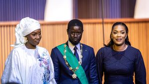 Situaţie fără precedent în Senegal: Două prime-doamne la palatul prezidenţial. Cel mai tânăr preşedinte din istoria ţării, ales la trei săptămâni după ce a ieşit din închisoare, are două soţii