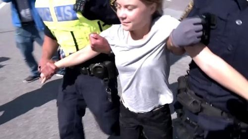 Greta Thunberg, luată pe sus de forțele de ordine în portul Malmö, imediat după ce a fost condamnată la plata unei amenzi pentru că blocase portul / Thunberg: Ne aflăm într-o situaţe de urgenţă, iar din acest motiv acţiunea mea era legitimă