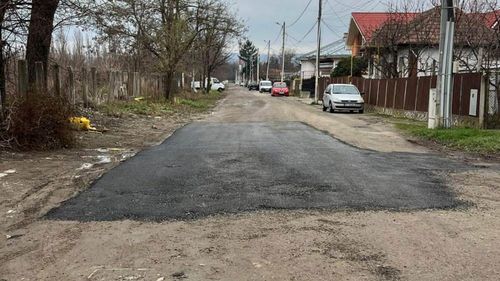 Un muncitor a asfaltat singur o parte dintr-o stradă din Bacău /  Primăria: ”Urmează să decidem dacă vom cere să îl scoată”