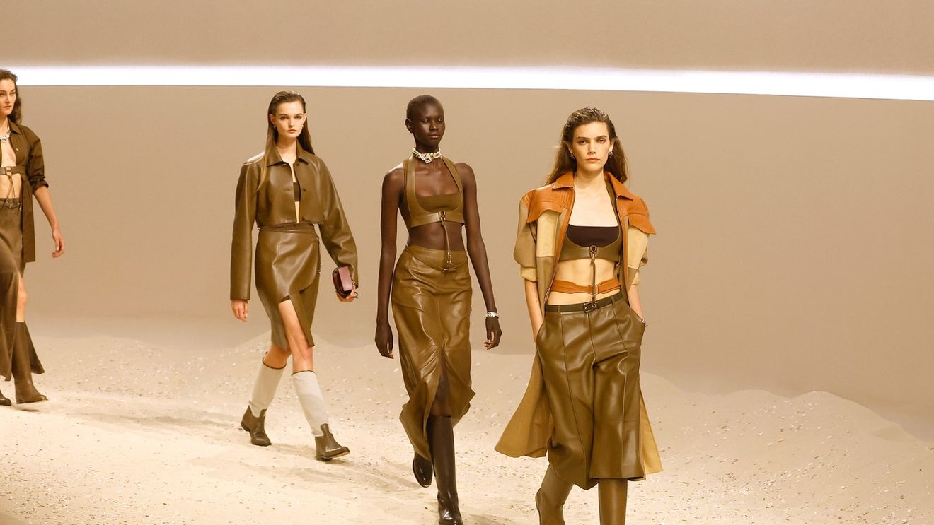 Hermès primăvară-vară 2026: o colecție inspirată de libertatea Camargue, unde corsetele din piele, tonurile pământii și siluetele fluide readuc echilibrul perfect între forță, feminitate și rafinamentul atemporal al casei