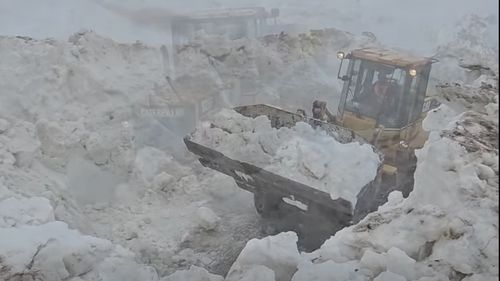 VIDEO Misiune extremă pe Transfăgărășan: Drumarii se luptă cu zăpadă de 5 metri și bolovani, în cel mai periculos culoar de avalanșă / Drumul ar putea fi deschis la mijlocul lunii iunie