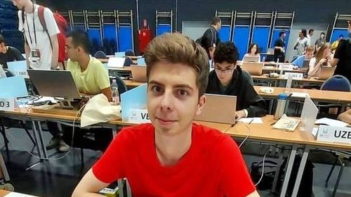 Elev român olimpic, medaliat cu aur și argint de mai multe ori la competițiile internaționale de Informatică, admis la Universitatea Harvard