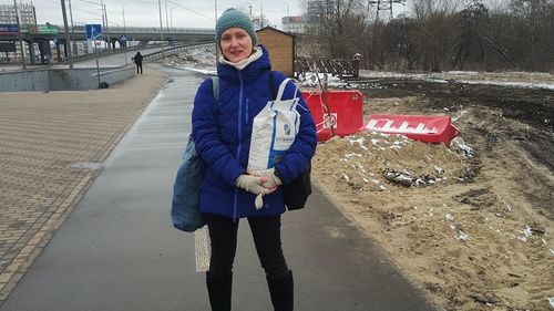 Viața în Kiev-ul asediat de ruși: ”Mă simt vinovată că am confortul de a avea acces la electricitate și căldură. Bombardamentele continuă”
