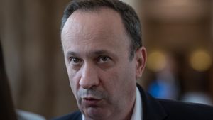 Fostul ministru al Finanțelor Adrian Câciu: În viziunea unor analiști de carton, recesiunile care se petrec când sunt premieri de la PNL sunt chestiuni normale, chiar pozitive, care atestă "profesionalism". Nu dau doi bani pe valoarea acestor trompete