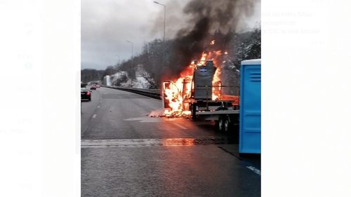Tir în flăcări pe Autostrada Sibiu - Deva / Trafic restricționat pe o bandă pentru intervenția pompierilor