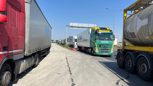 Aglomeraţie la ieşirea din ţară pe la Gurgiu, din cauza lucrărilor la pod / Traficul dirijat / Ieşiri alternative din ţară