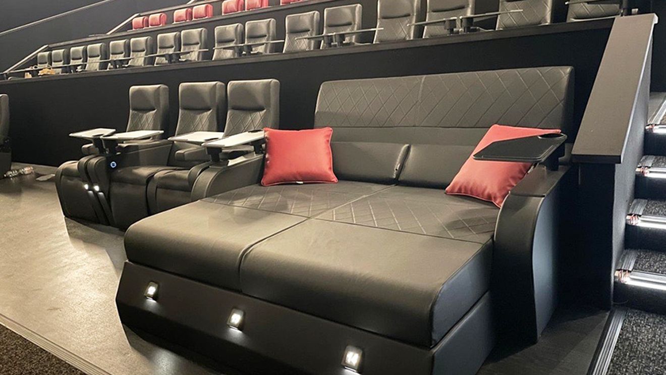Paturi în sălile de cinema / La Genova s-a introdus în premieră paturi ”king-size” pentru ”cea mai bună experiență cinematografică”