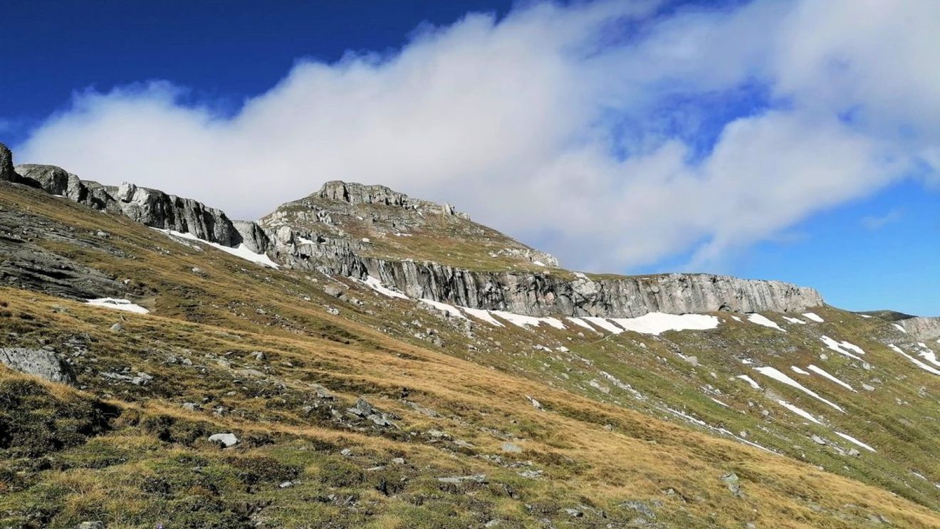 Primul dintr-un număr de 12 noi refugii montane a fost amplasat în Bucegi, pe traseul spre Vârful Omu / Sunt destinate să ofere adăpost şi sprijin imediat persoanelor aflate în dificultate în zonele montane