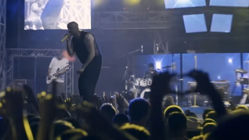 VIDEO Melodie Voltaj, în contextul politic actual: „Te minte că e Mesia și apare din senin / Îngroapă România cu un pretext divin” / Yo, apa nu-i H20, sunt lacrimile mele că tu o să fii yo