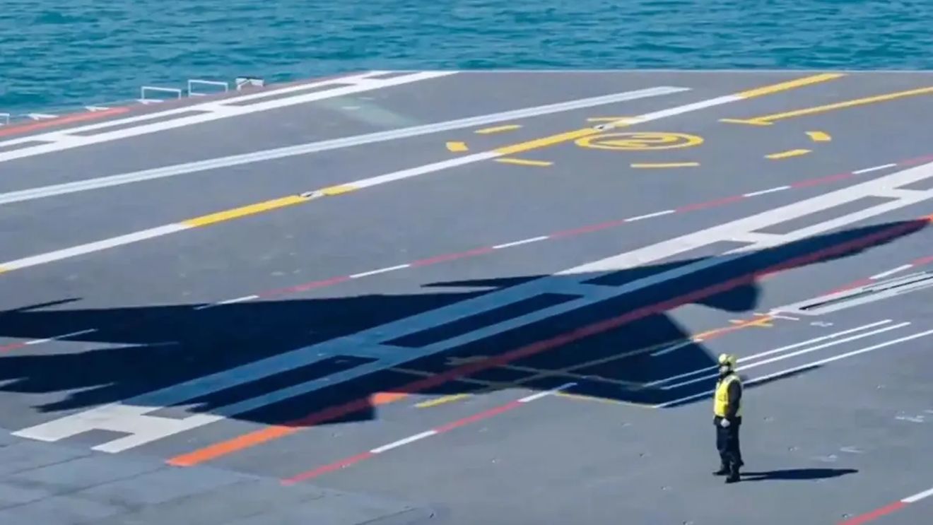 Cel mai nou și avansat portavion chinez a traversat Strâmtoarea Taiwanului / China a trimis miercuri în zonă și o patrulă de 23 de avioane de vânătoare și bombardiere cu capacități nucleare