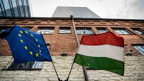 Românii, pe locul 3 în clasamentul națiunilor care cumpără proprietăți în Ungaria / Suntem depășiți doar de germani și chinezi / Rușii sunt pe primul loc după media de achiziție a locuințelor: 217 mii de euro / Media românilor: 43 de mii de euro