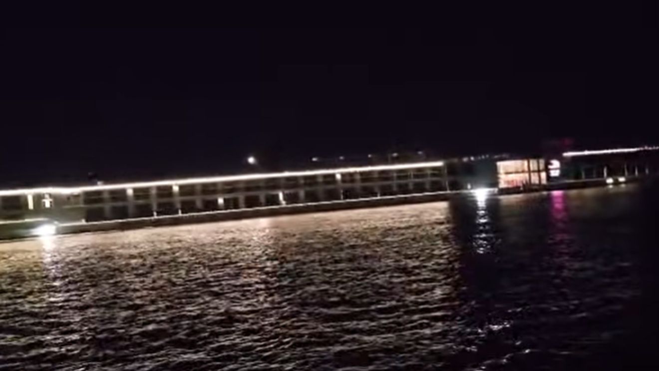 VIDEO Navă de pasageri sub pavilion elvețian, eșuată pe Dunăre, în zona localității Gârla Mare / La bord sunt 238 de persoane