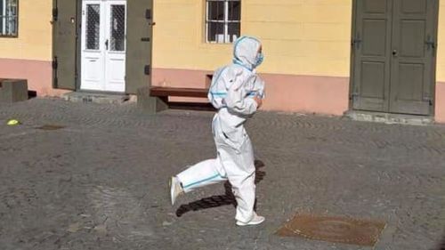 2.700 de participanți, sâmbătă, la maratonul Internațional Sibiu / Un doctor român, stabilit în Suedia, a alergat în combinezon anti-Covid / Un pompier a participat și el în echipament