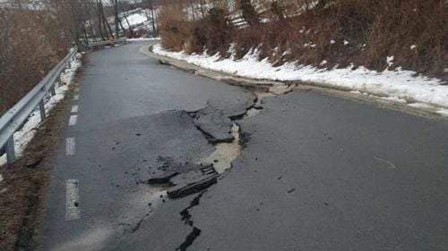 Un drum comunal din Bistrița-Năsăud s-a surpat pe o lungime de 30 de metri, din cauza ploilor abundente