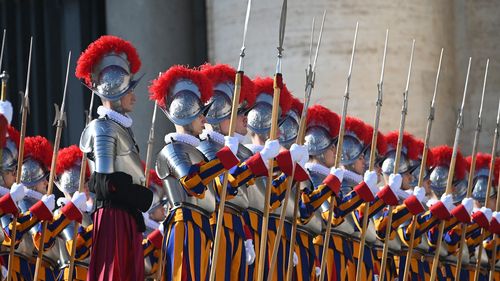 Cea mai mică și cea mai veche armată din lume: de ce există gărzi elvețiene la Vatican?