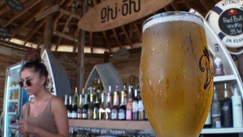 Câte butoaie de bere se vând pe o plajă din Mamaia, unde șezlongul e și 80 de lei pe zi