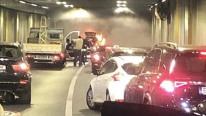 UPDATE O mașină a luat foc în Pasajul Unirii din București / Traficul rutier în centrul Capitalei, blocat (video, foto)