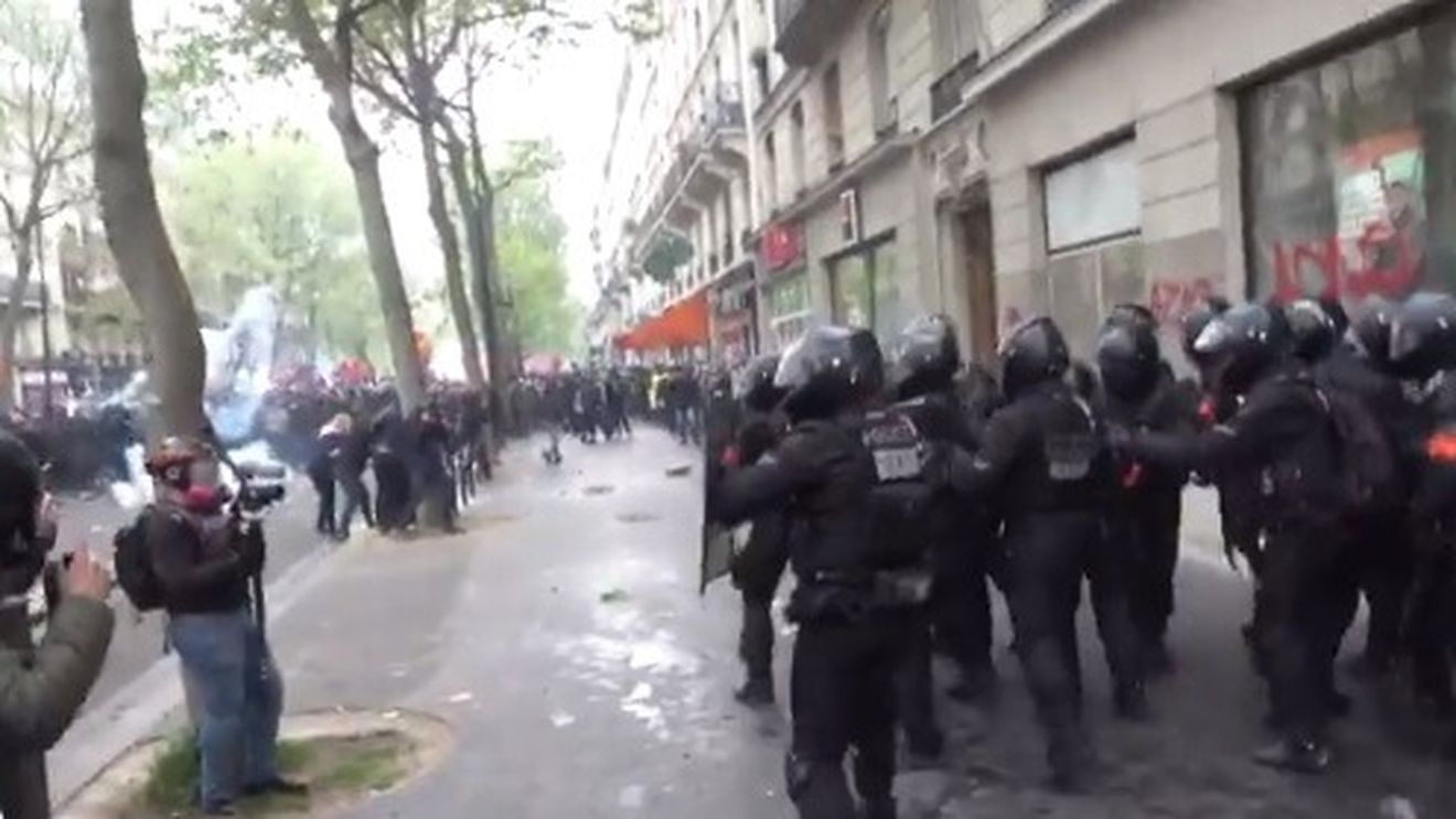 Manifestaţii contra certificatului vaccinal în Franţa / Confruntări între protestatari şi forţele de ordine la Paris