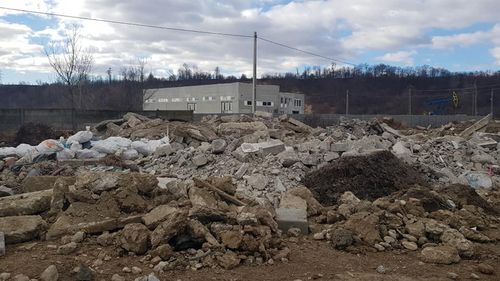 Dâmboviţa: Cantități uriașe de deşeuri îmbibate cu reziduuri petroliere sunt depozitate ilegal pe terenuri private