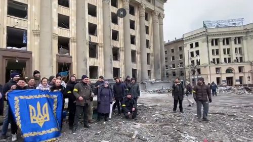 VIDEO Ucrainenii din Harkov, mesaj sfidător pentru ocupanții ruși din mijlocul ruinelor: "Rachetă rusă, du-te dracu. Nava de război rusă - du-te dracu. Slavă Ucrainei, glorie eroilor!”