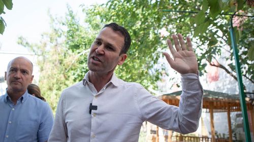 VIDEO Robert Negoiță, întrebat dacă a plătit vreodată pentru sex: „Tatăl meu îi dădea bani mamei mele. Presupun că tatăl meu avea relație sexuală cu mama mea, dar refuz să cred că mama mea era prostituată sau tatăl meu plătea o prostituată”