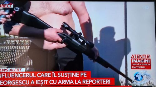 FOTO TikTok-erul Alin Borcan din Timiș a amenințat jurnaliștii și oamenii legii după perchezițiile pentru coruperea alegătorilor / Dezbrăcat și cu o armă de jucărie: ”Nu mai veniți pe-aici, că vă confund cu ei și trag în dumneavoastră”, ”Domnule Georgescu, vă iubesc. Luptăm până la capăt”
