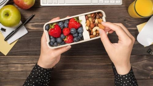 Ce înseamnă mâncatul conștient și cum îl aplicăm zilnic / „Cel mai ușor pas este să ne oprim înainte de a mânca și să respirăm"