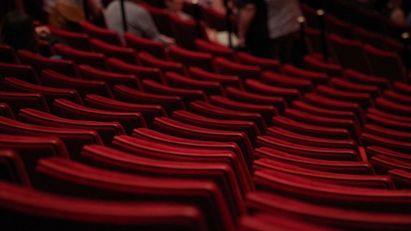 Teatrul din Constanța: De 8 Martie, la fiecare bilet cumpărat, se oferă un loc gratuit pentru o doamnă sau domnișoară / Dacă nu se dorește să fie folosit, acesta va fi oferit de teatru unei sărbătorite