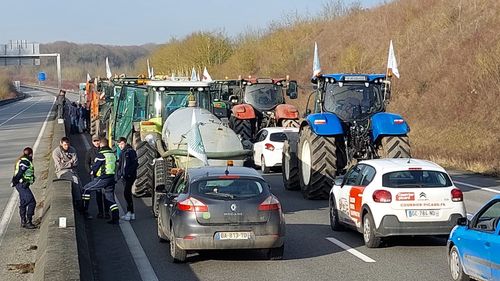 Bilanțul marelui protest al fermierilor în Franța: 10.000 de agricultori cu 5.000 de utilaje / Autostrăzile din jurul Parisului blocate cu cozi de zeci de km / Macron zboară la Bruxelles pentru a negocia concesii de la politicile de mediu