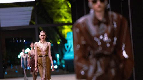 Saint Laurent explorează senzualitatea și structura la Paris Fashion Week sub conducerea lui Anthony Vacarello
