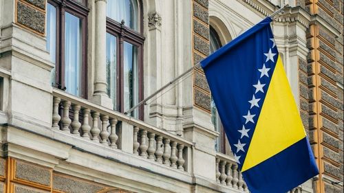 Trei membri ai unui grup paramilitar al sârbilor din Bosnia au fost condamnaţi la pedepse între 5 și 10 ani de închisoare pentru masacrul de la Strpci / 130.000 de oameni au murit în timpul războaielor din fosta Iugoslavie