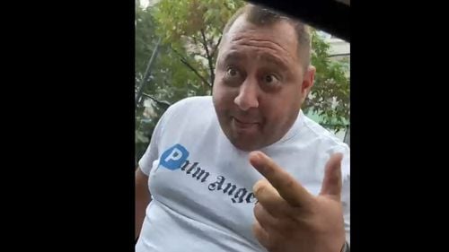 Doi bărbați, reținuți după ce au amenințat în trafic un șofer. Ei au fost filmați în timp ce loveau mașina și amenințau șoferul cu o rangă