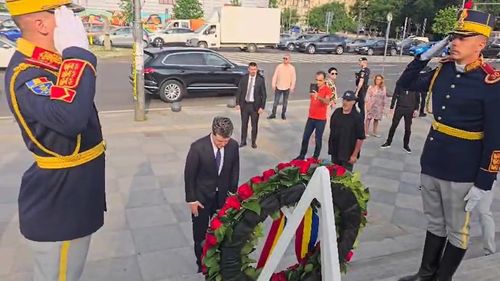 Președintele Nicușor Dan a depus o coroană în memoria victimelor Mineriadei: ”O represiune brutală care ne-a dus înapoi” / 35 de ani de când minerii lui Iliescu, trimis în judecată pentru infracțiuni contra umanității, au ”curățat” Piața Universității de protestatari