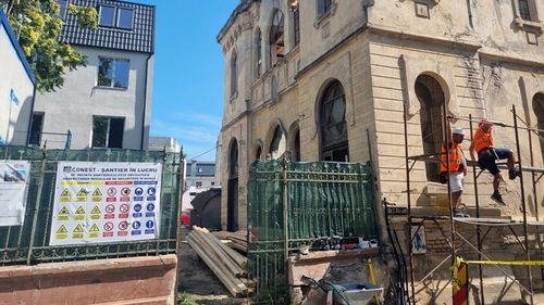 FOTO Se pun schele pe Sinagoga din Constanța, după un deceniu de birocrație