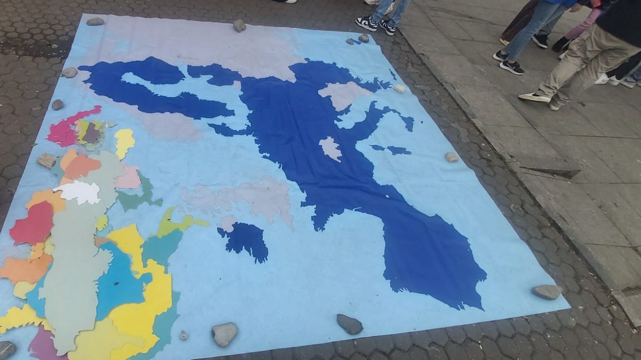 FOTO Tinerii vin cu idei creative pentru a promova reciclarea: haine din material reciclate, porumb în locul poliesterului, pentru izolarea casei