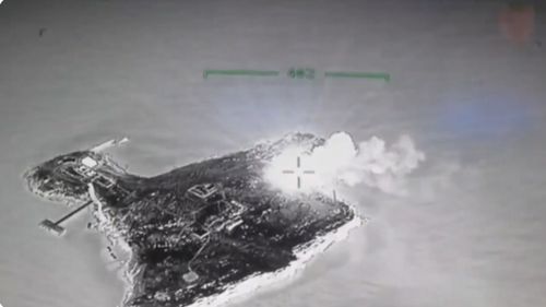 Armata ucraineană acuză Rusia că a lansat bombe cu fosfor asupra Insulei Şerpilor din Marea Neagră, de unde forţele Moscovei s-au retras joi seară