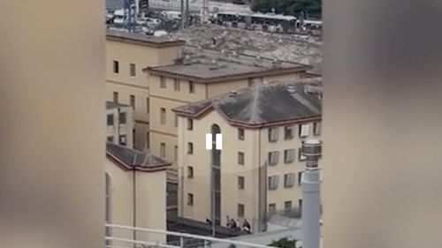 Revoltă într-o închisoare din Genova, deținuții au urcat pe acoperiș / Mai mulți ofițeri au fost răniți / Ipoteza unei reglări de conturi după ce un deținut ar fi fost violat de către alți șase