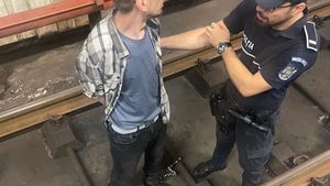 Un tânăr s-a legat cu cătușe de șina metroului în Piața Unirii 2 / Circulația a fost oprită aproape o jumătate de oră