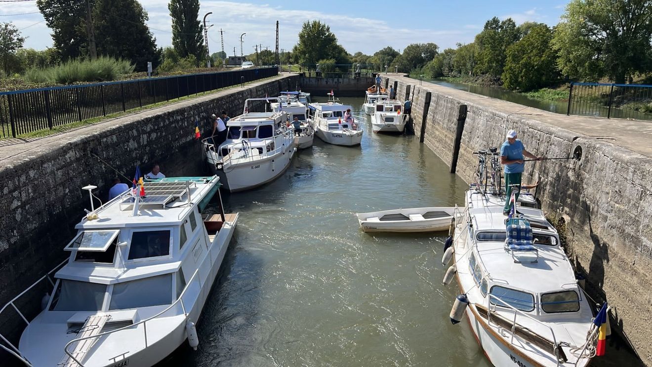 Timișoara poate avea un port pe Bega: Opt ambarcațiuni din Serbia au traversat granița pe apă și au ”garat” în spatele Catedralei Mitropolitane