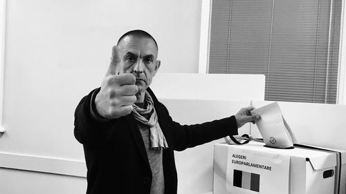 Românul care a dat startul înfrângerii PSD la prezidențialele din 2014 a votat din nou primul, în Noua Zeelandă: ”1-0 împotriva hoției!”