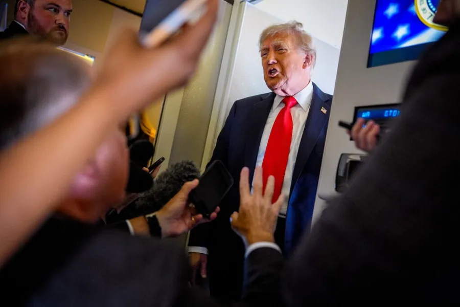 Donadl trump discută cu jurnaliștii în Air Force One în drum spre Alaska pentru summitul cu Putin