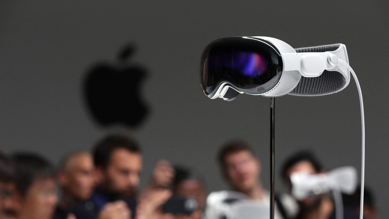 Apple lucrează să implementeze inteligenţa artificială pe casca Vision Pro (Bloomberg)