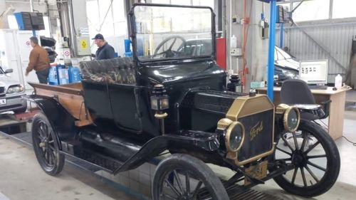 Ford datând din 1914, adus la RAR pentru verificări. Maşina are spiţe din lemn, patru cilindri şi 20 de cai putere. Oficialii RAR: Ocazia de a putea vedea o maşină veche de peste 100 de ani şi de a-i auzi sunetul motorului, o onoare pe care puţini o au