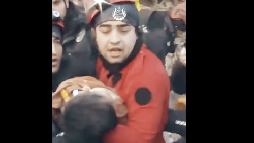 VIDEO Un copil și o femeie au fost scoși în viață de sub dărâmături, la șase zile după cutremurul devastator din Turcia