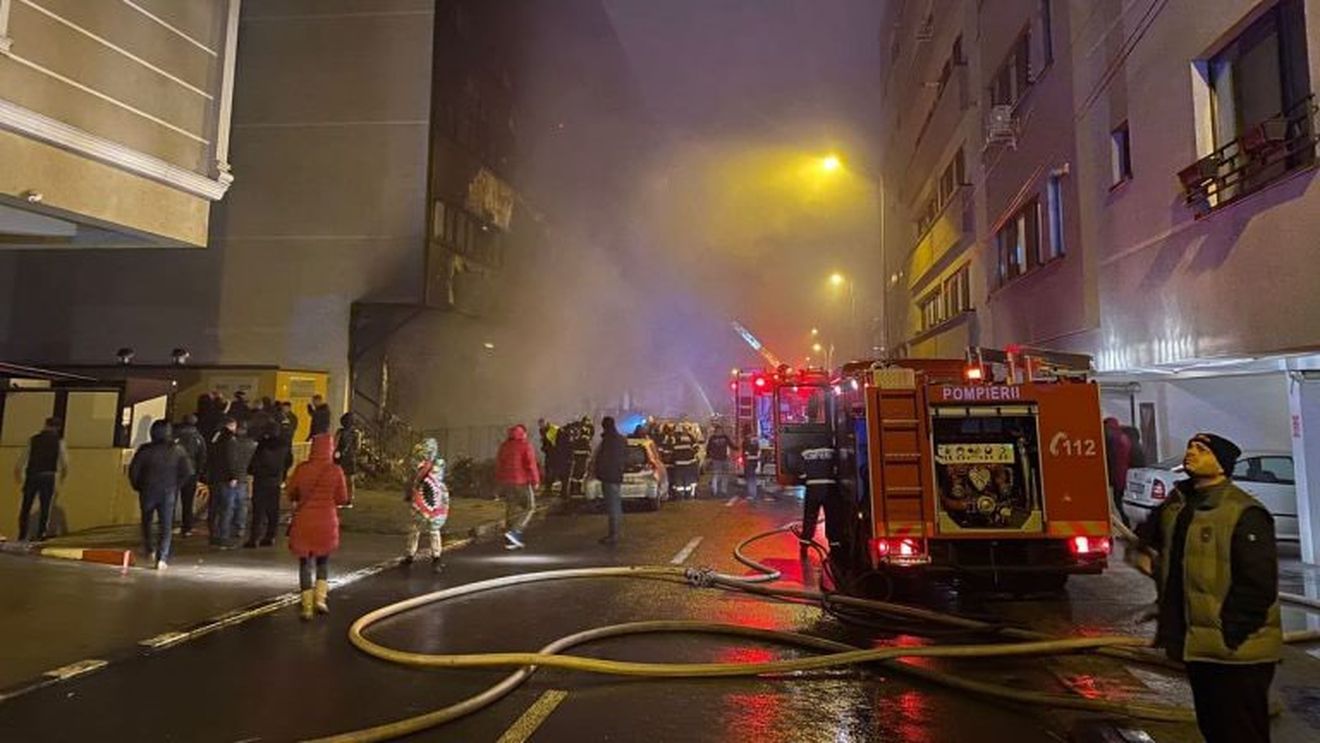 UPDATE Doi copii, unul de 13 ani şi altul de 15 ani, suspectaţi în cazul incendiului de la bloc de la Constanța / Băiatul de 15 ani a fost reţinut