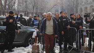 SURSE Călin Georgescu este acuzat de procurori de promovarea ideilor fasciste, de inițirea sau constituirea unei organizații cu caracter fascist, rasist ori xenofob, de promovarea în public a cultului persoanelor vinovate de săvârșirea unor infracțiuni de genocid contra umanității și de crime de război 