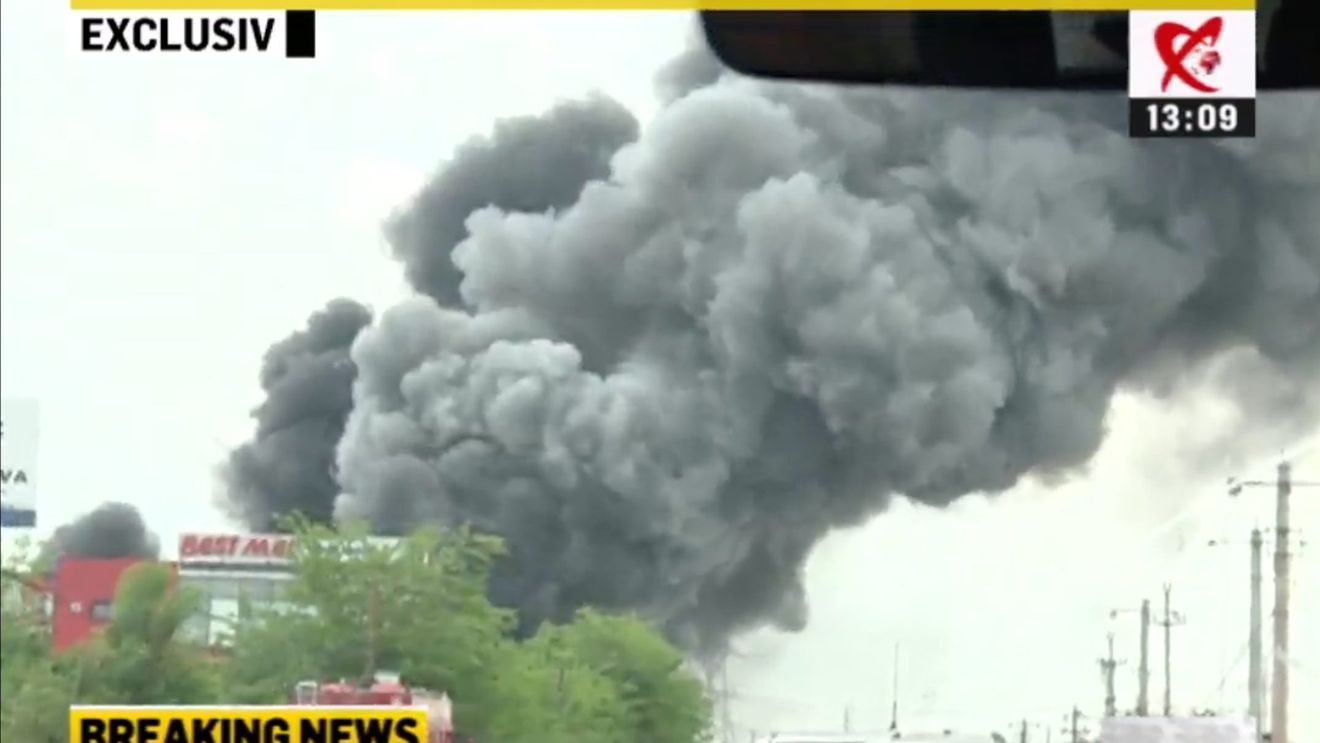 VIDEO Incendiul de la un centru comercial din Afumaţi a fost aproape lichidat / Trei persoane au fost transportate la spital